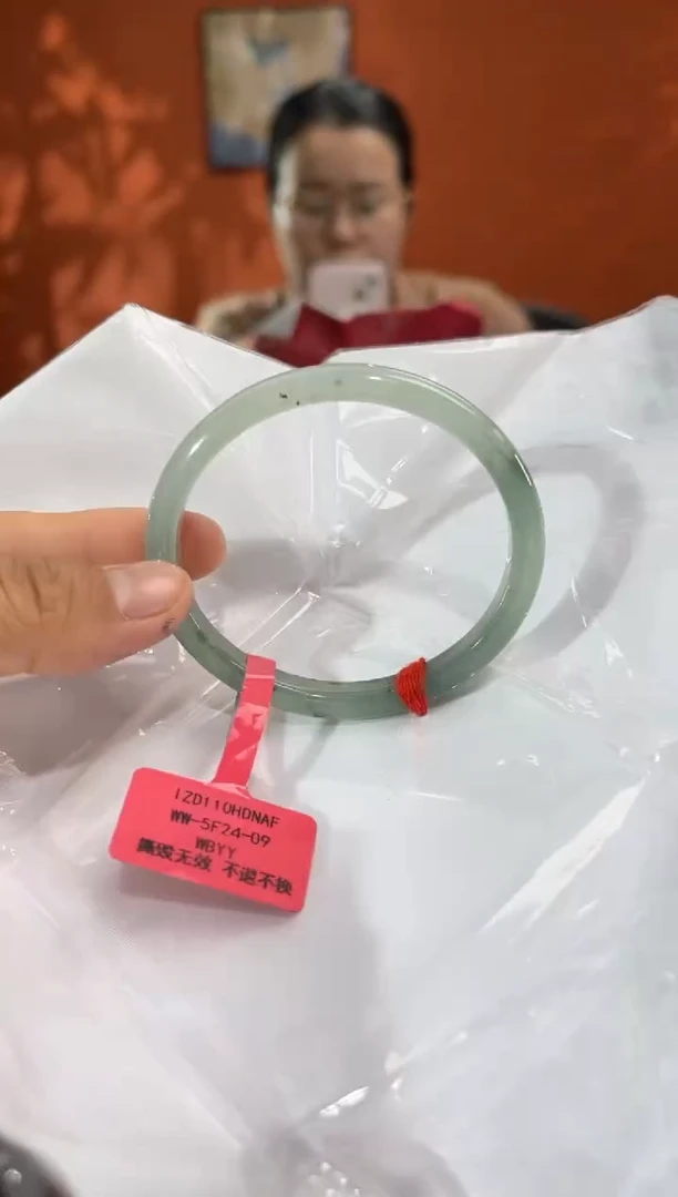 未镶嵌手镯（贵妃镯）翡翠翡翠手镯（微瑕）