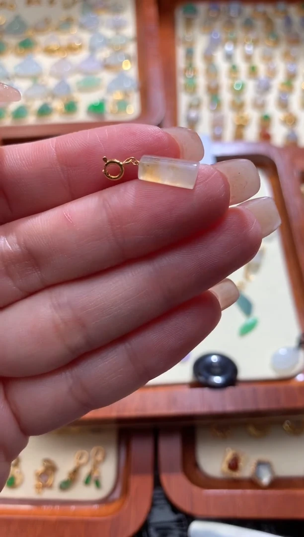 翡翠18K金镶嵌颈饰翡翠