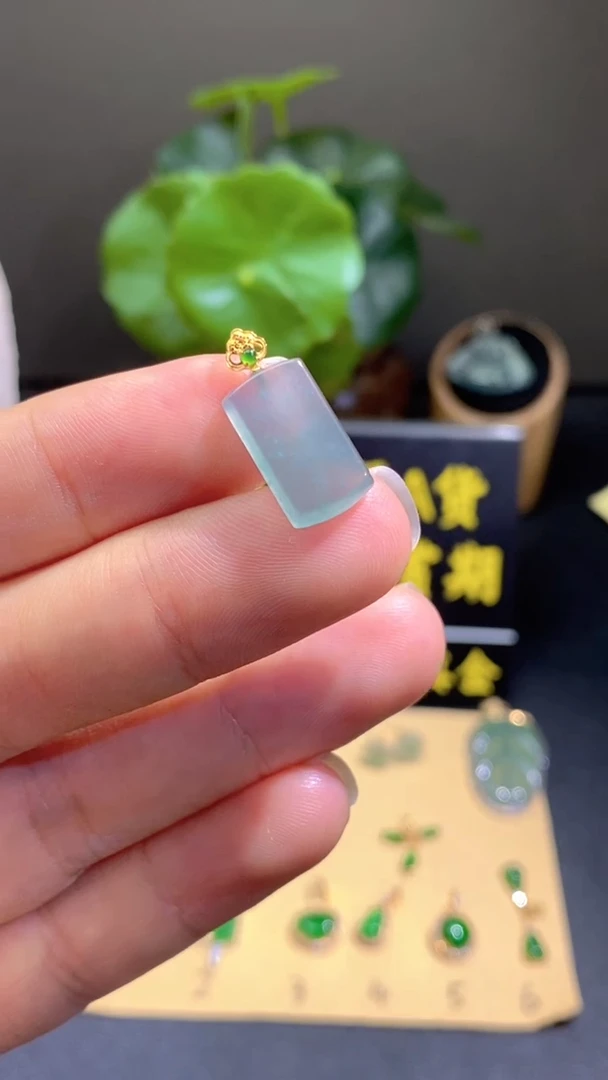 颈饰18K金镶嵌翡翠翡翠A货