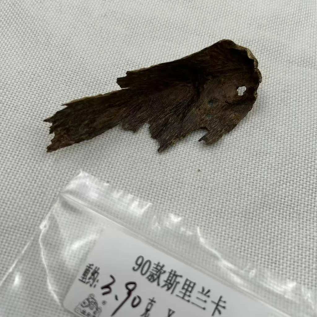 重约3.90克  90款斯里兰卡（料）天然木艺