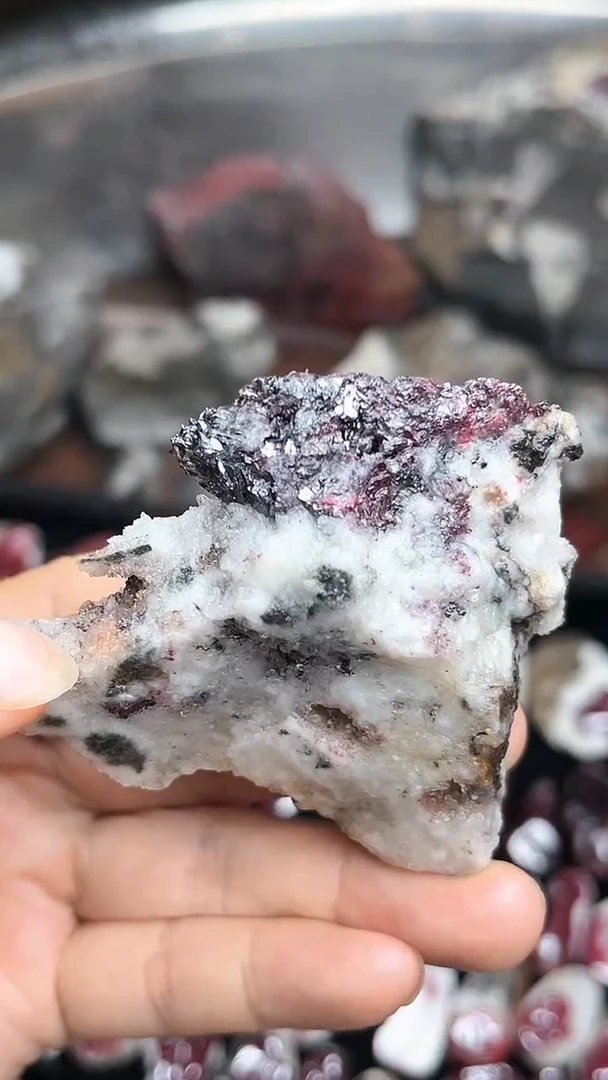 天然辰砂天然朱砂原矿摆件