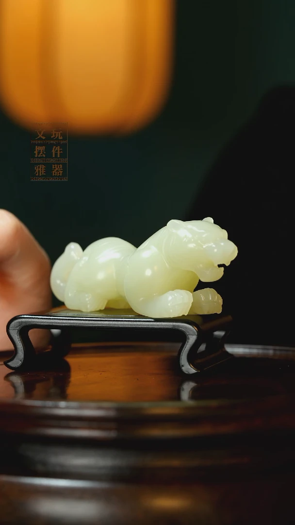 玉《伏虎》手把件摆件