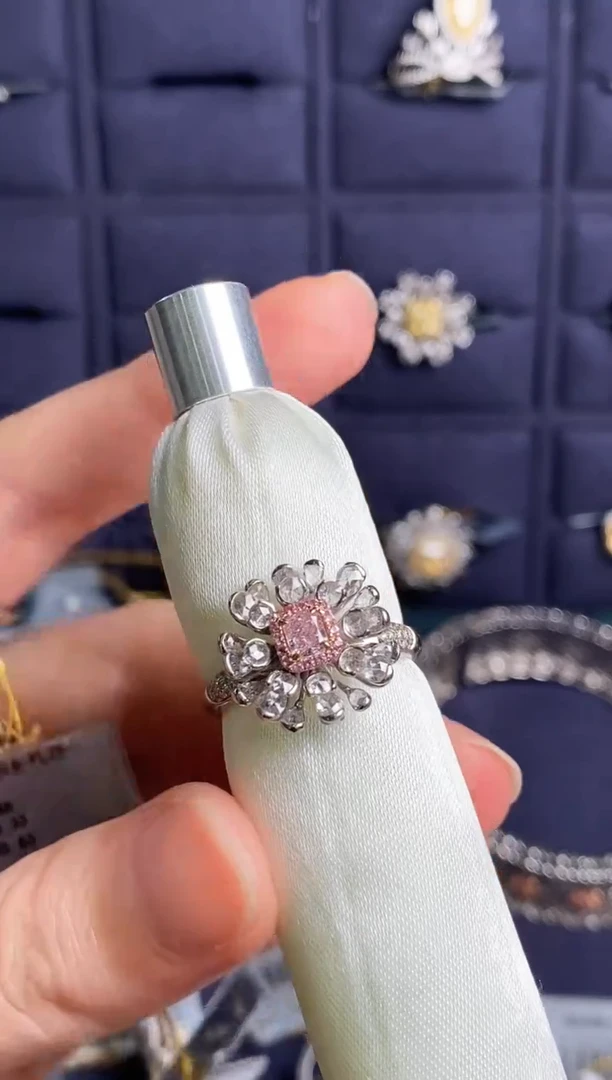 18K金镶嵌戒指钻石?****k两用款粉钻戒指