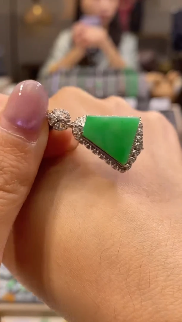 颈饰18K金镶嵌翡翠无事牌