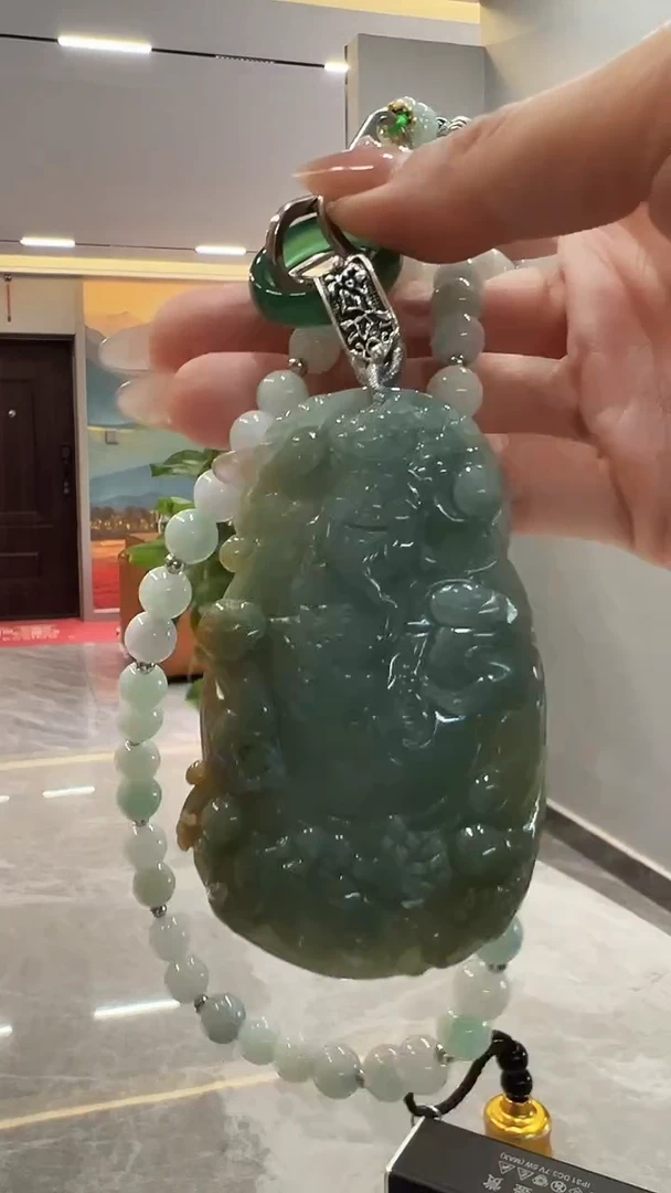 翡翠未镶嵌颈饰财神