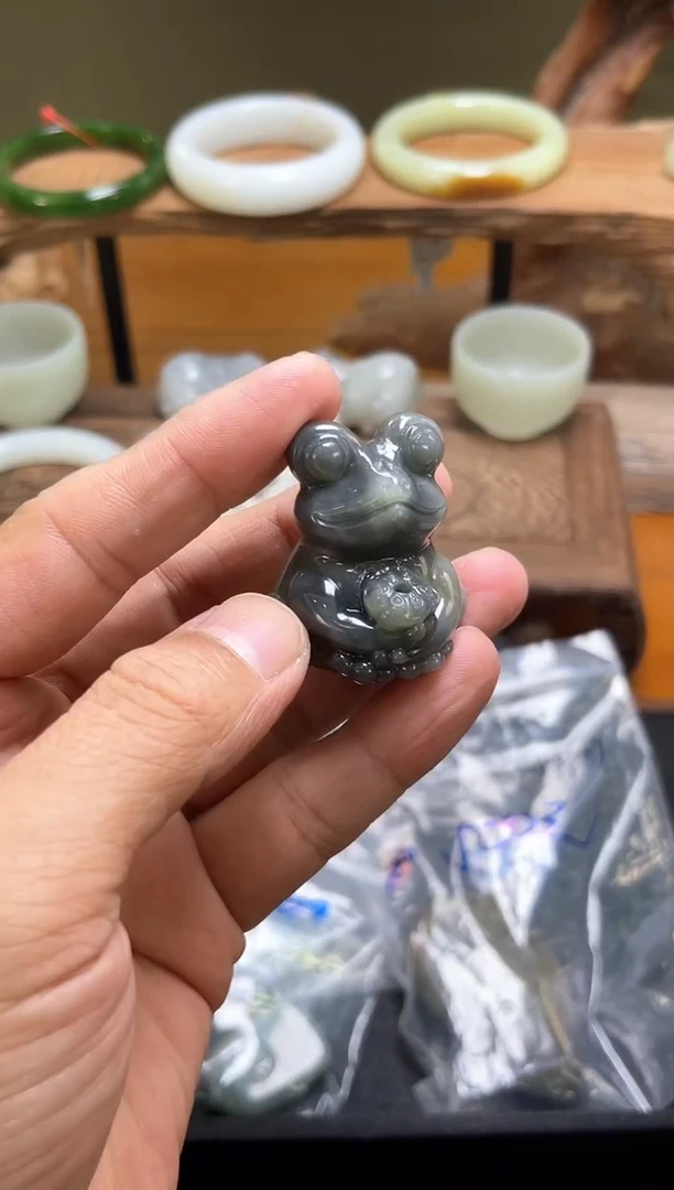 未镶嵌和田玉把件毛毛矿青花 呱呱来财