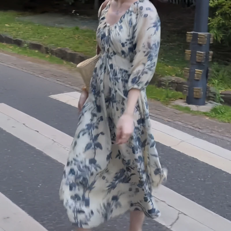 法式复古泡泡袖碎花V领连衣裙女初秋新款国风水墨画收腰显瘦长裙