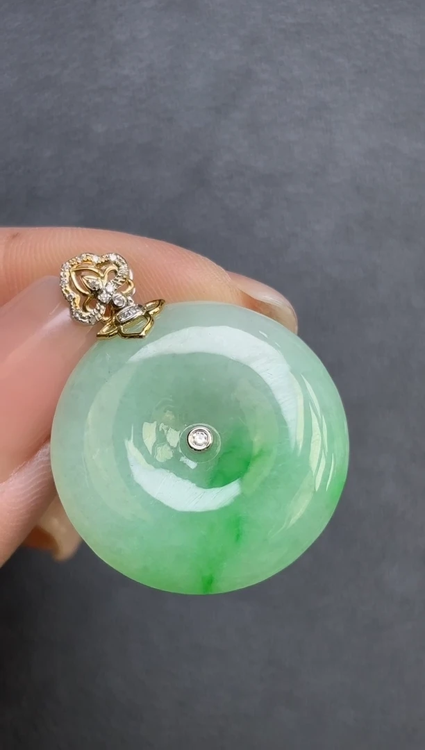 颈饰18K金镶嵌翡翠平安扣