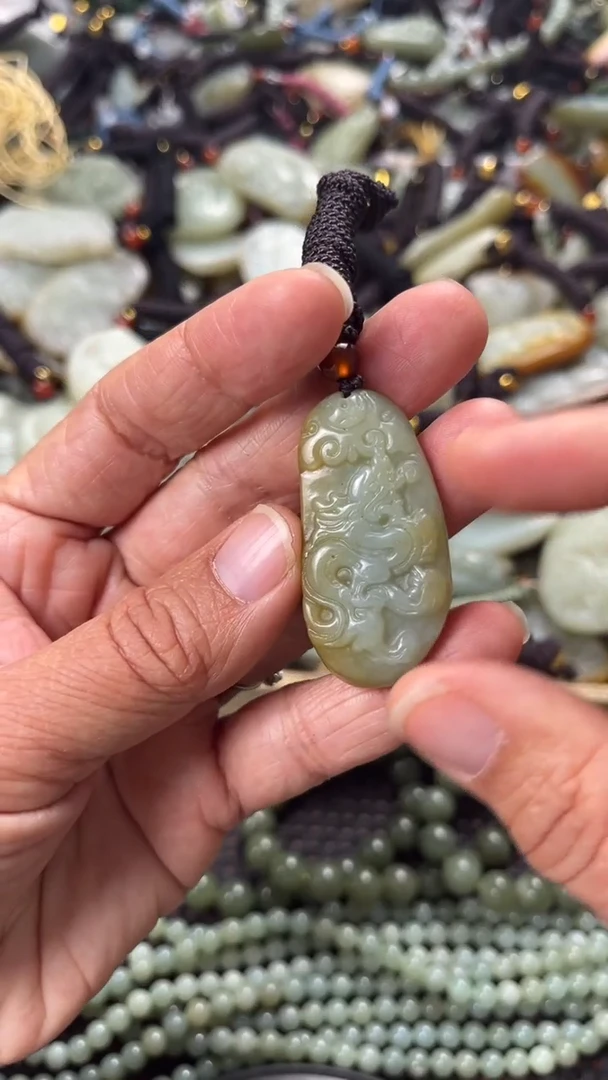 【闪购商品】和田玉颈饰未镶嵌多样性发货没有证书，拍一发一.有瑕