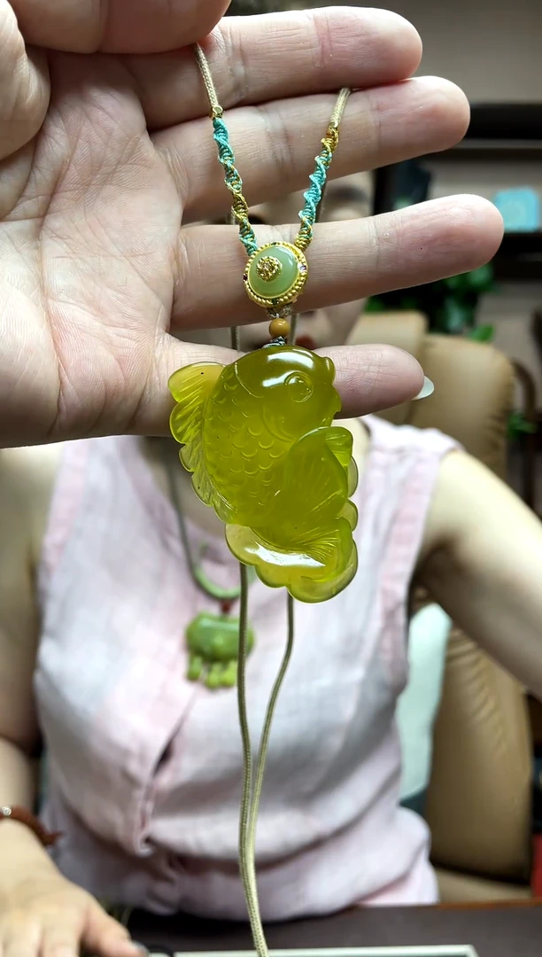 岫玉未镶嵌颈饰·