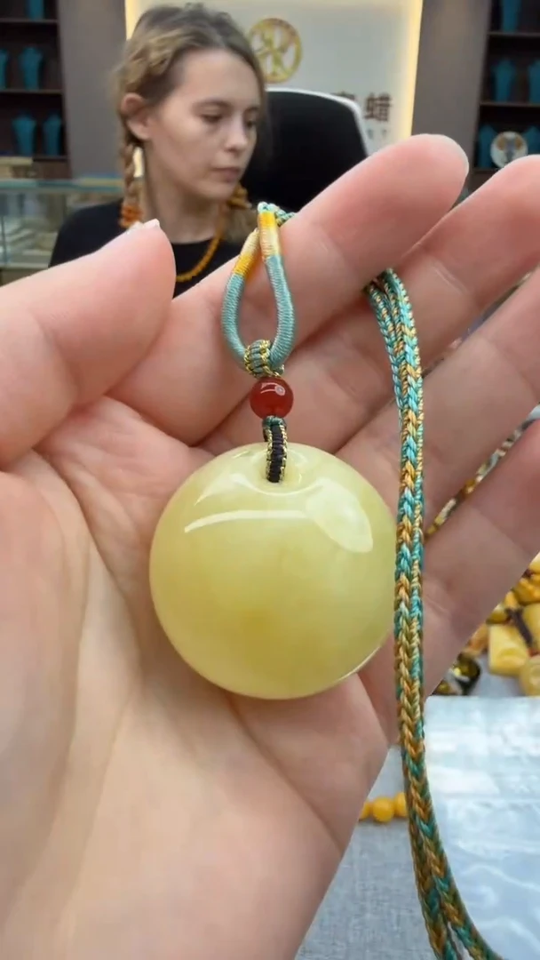 琥珀颈饰未镶嵌185秒拍号 假一罚三