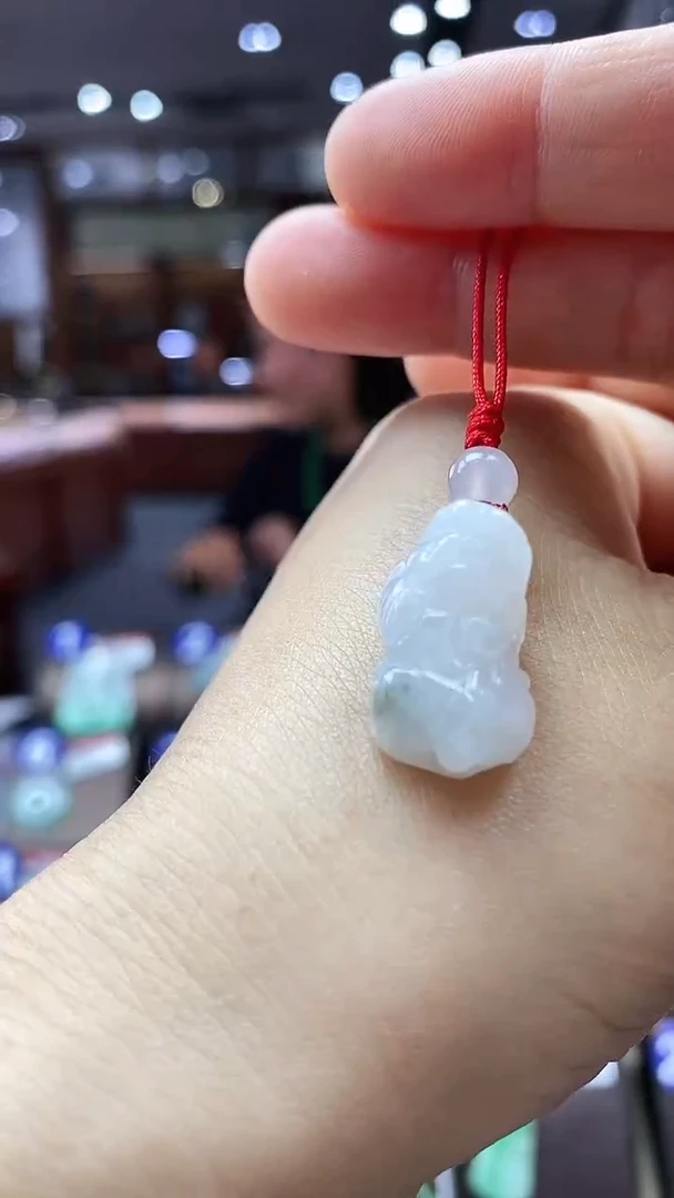 翡翠未镶嵌颈饰貔貅