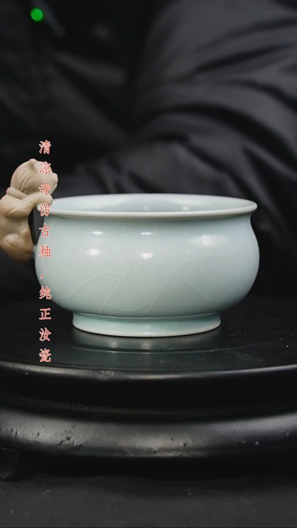 杯微瑕仿古月白釉小猫主人杯