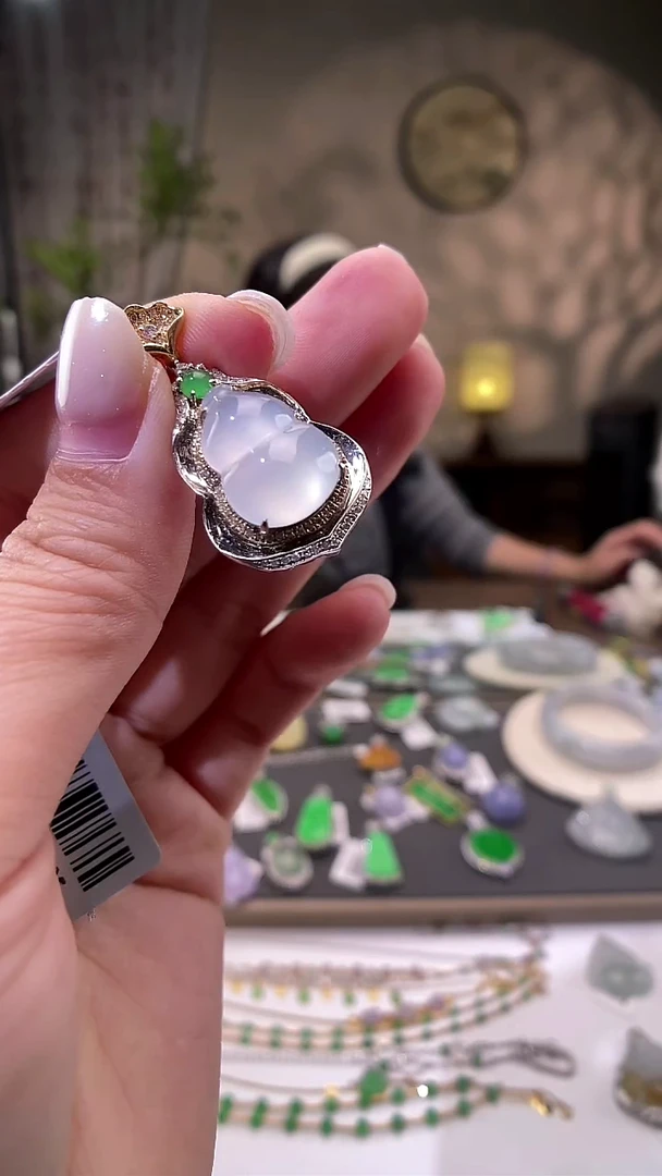 吊坠(不含链)18K金镶嵌翡翠冰葫芦