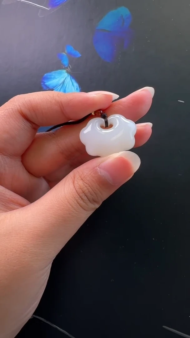 颈饰未镶嵌和田玉吊坠