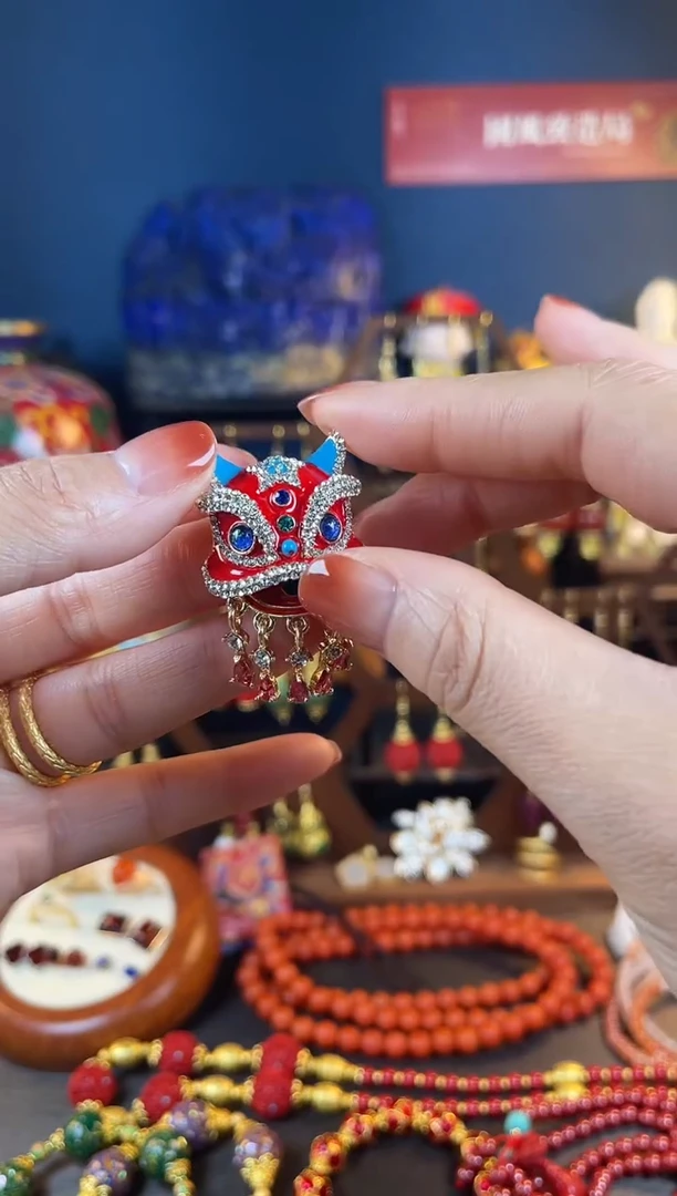 【闪购商品】382号醒狮红色珐琅流苏胸针