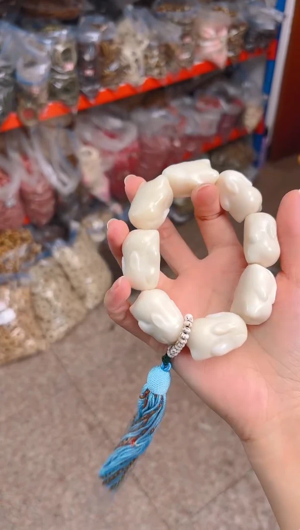 吊坠菩提根/象牙果白色趴趴兔小手持