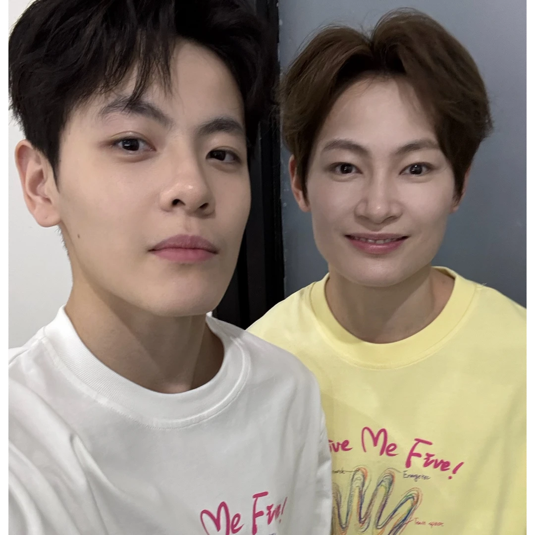 Y2NG“Y+Y+WE”色彩创意击掌涂鸦插画T恤运动通勤休闲宽松短袖Y034