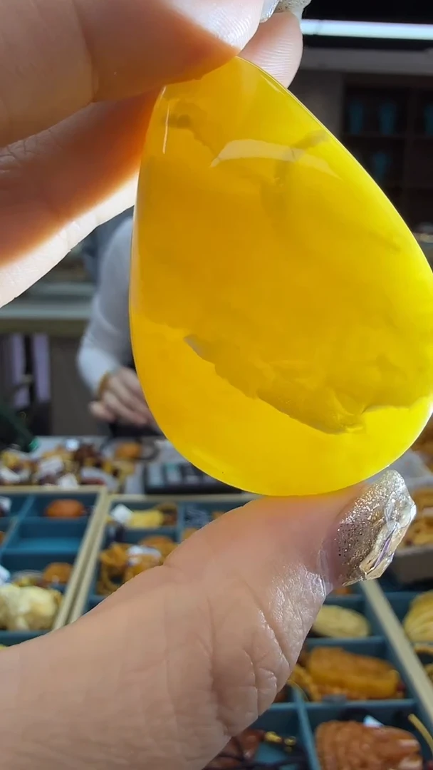 琥珀颈饰未镶嵌147秒拍号 假一罚三