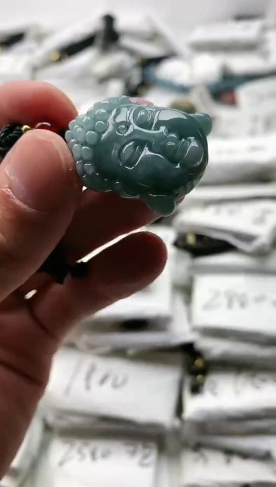 翡翠未镶嵌颈饰佛头
