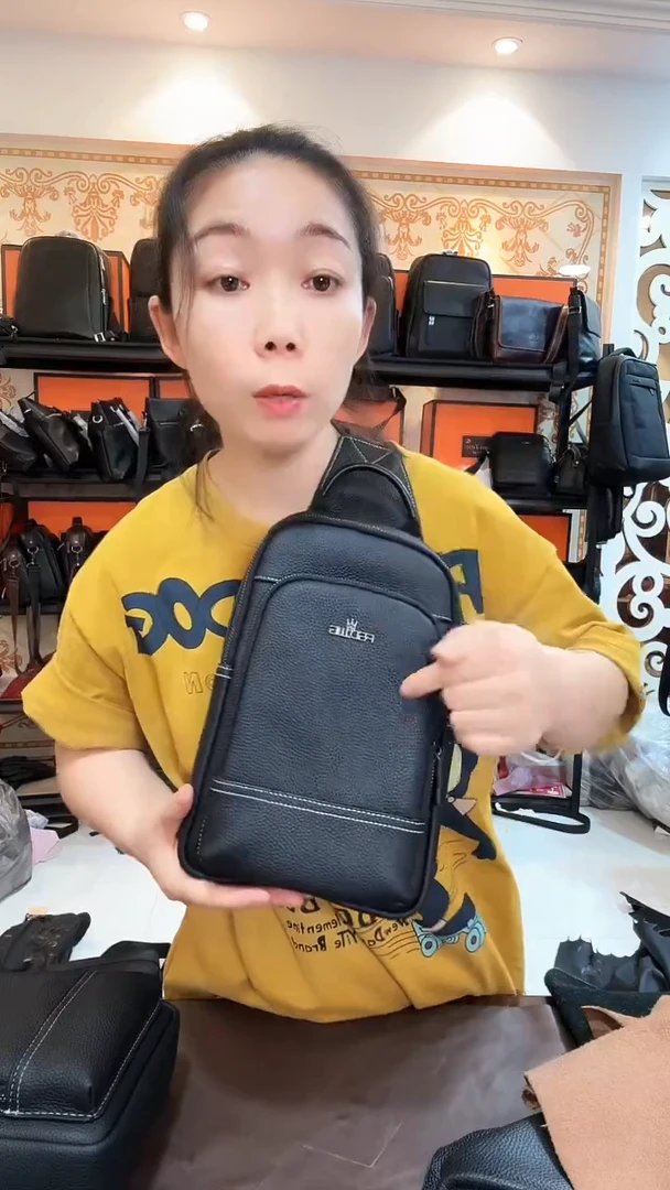 头层牛皮锦纶尺寸高31宽18厚7厘米大新款大胸包斜挎包黑色