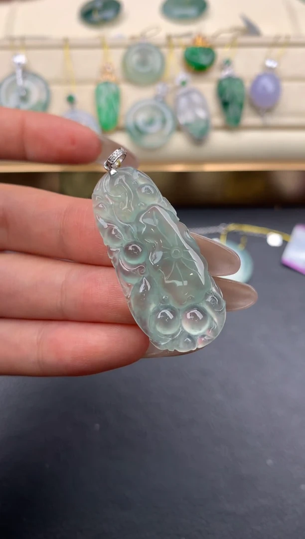 翡翠18K金镶嵌颈饰W488