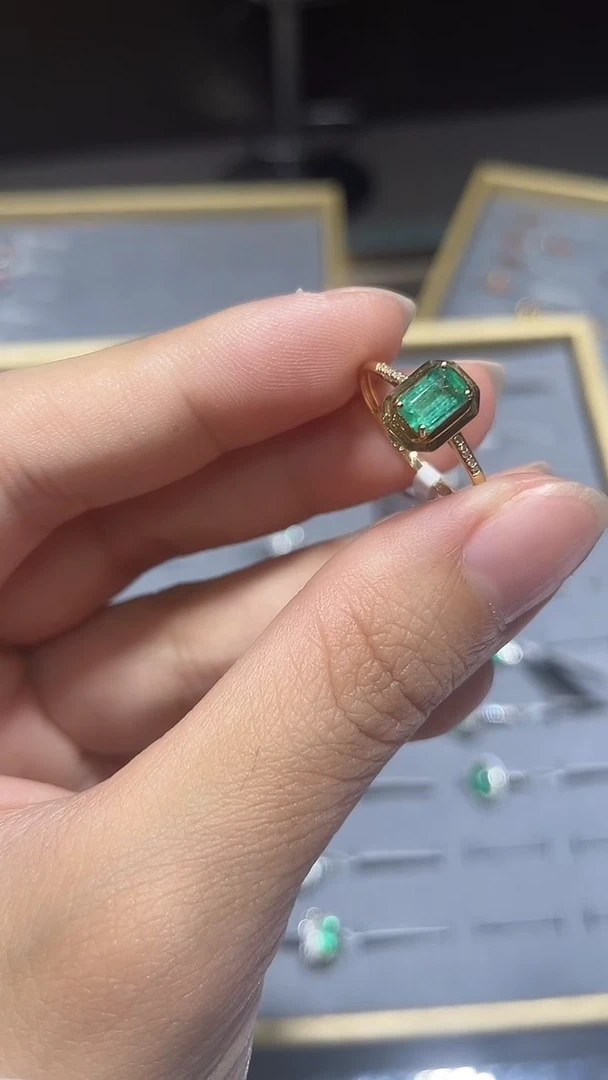 18K金镶嵌戒指祖母绿1