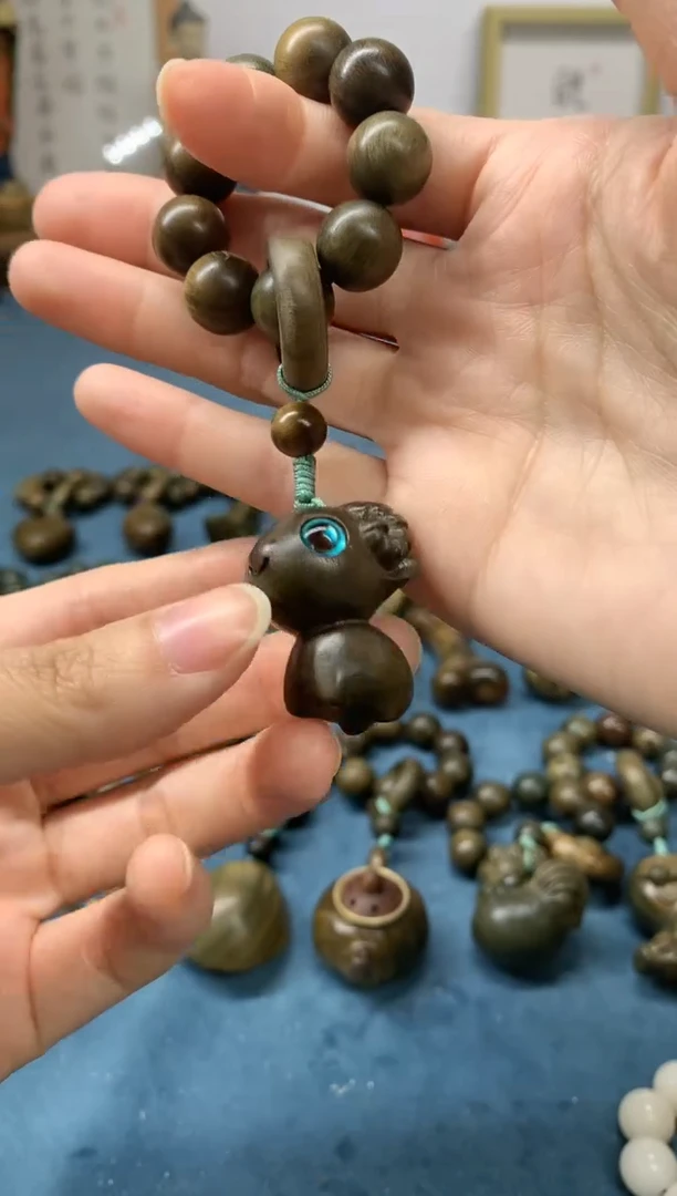 【闪购商品】维腊木（绿檀）把件喜气羊羊 盘玩件