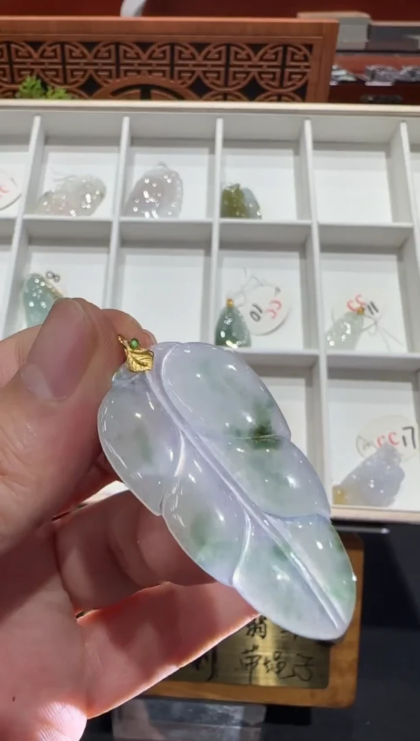 18K金镶嵌挂件翡翠A货翡翠多样性孤品