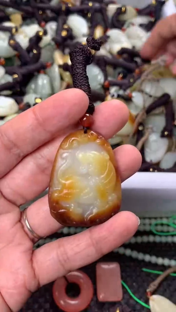 【闪购商品】和田玉颈饰未镶嵌多样性发货没有证书.拍一发一，有瑕