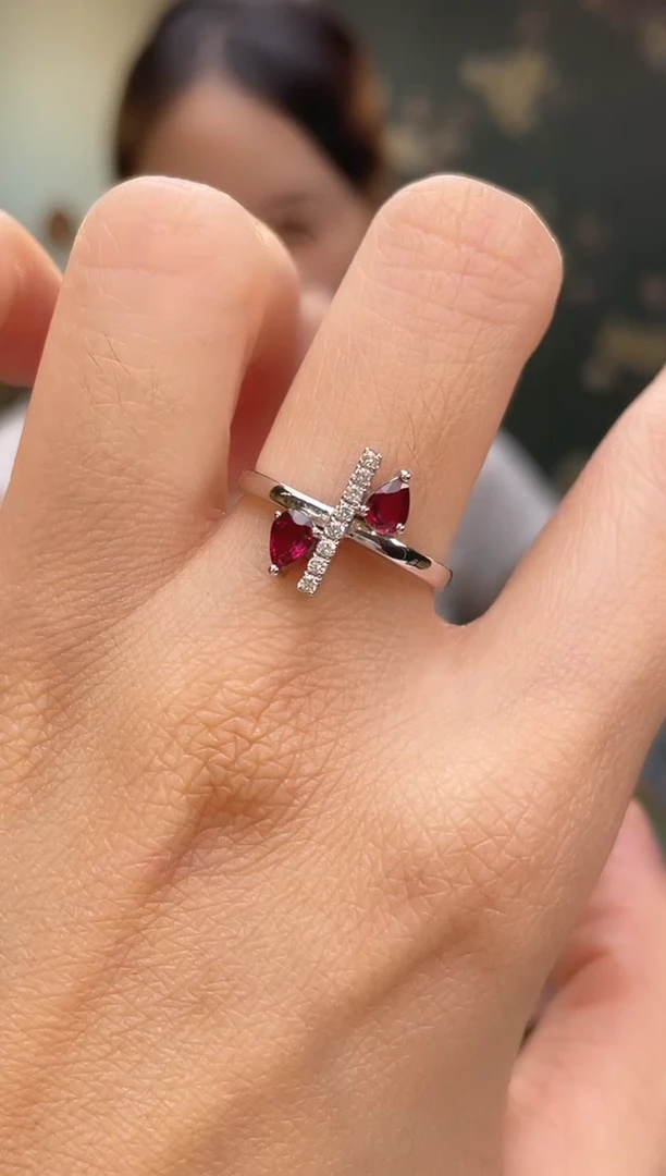 18K金镶嵌戒指红宝石主石：0.60ct