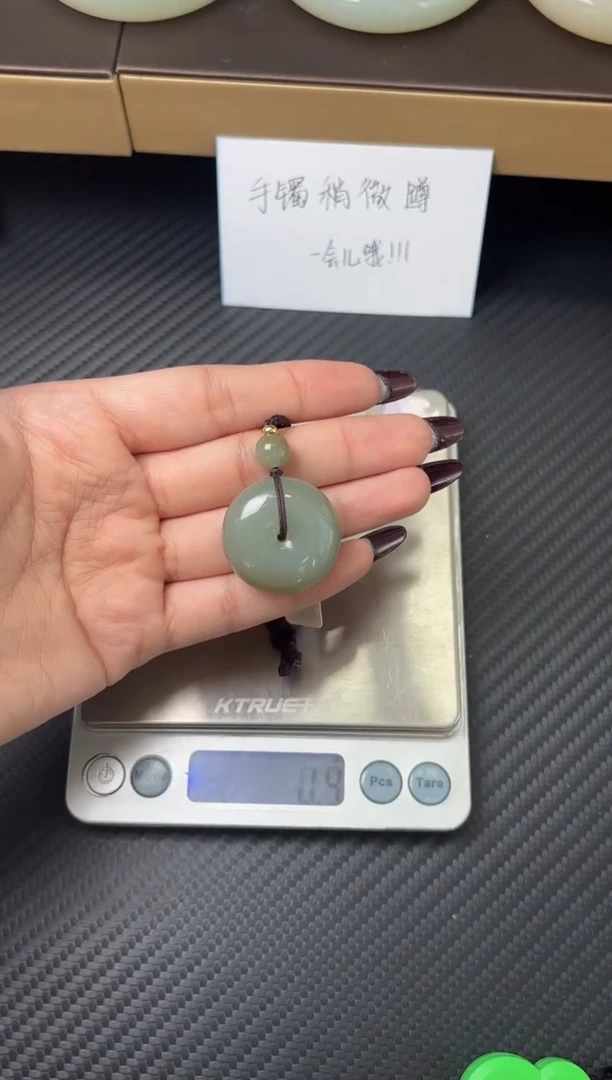 吊坠(赠链)未镶嵌和田玉且末近矿微色差平安扣