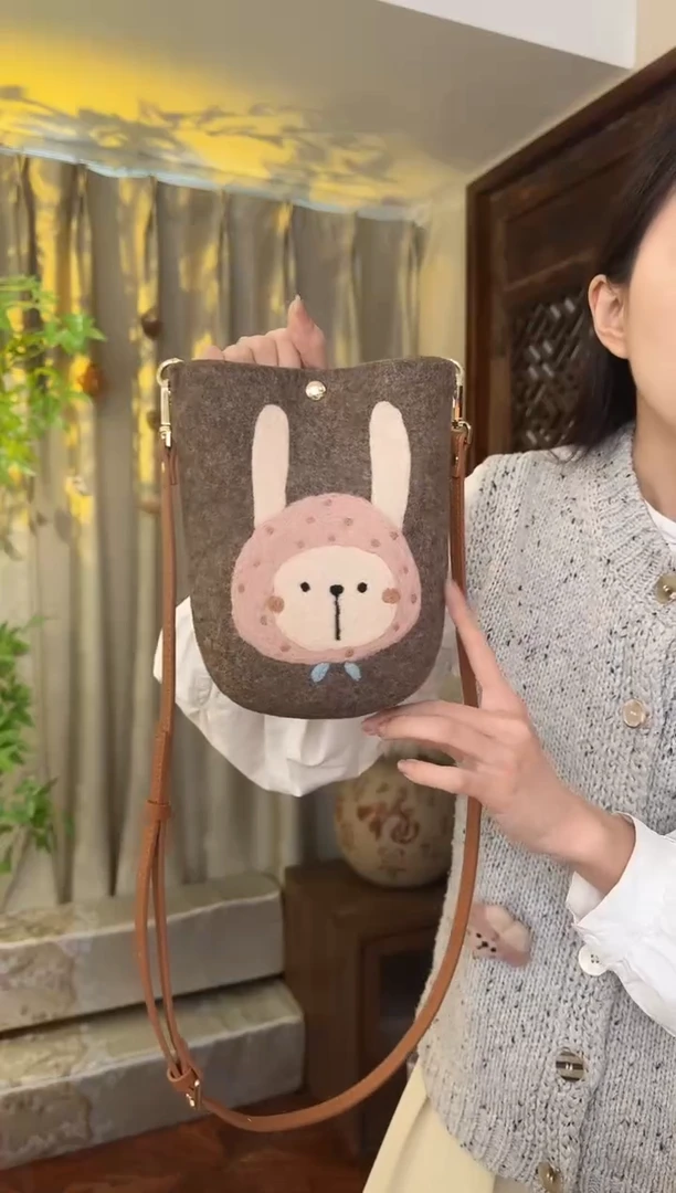 羊毛非遗纯手工包  手机包兔子