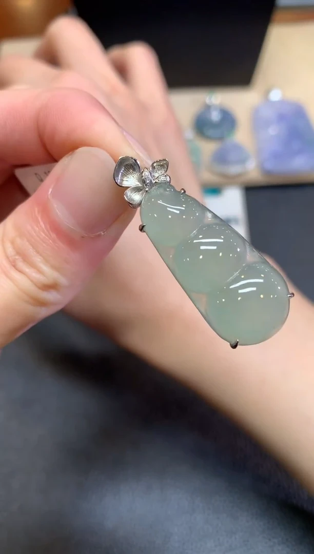 【闪购商品】翡翠颈饰18K金镶嵌福豆【无服务费】