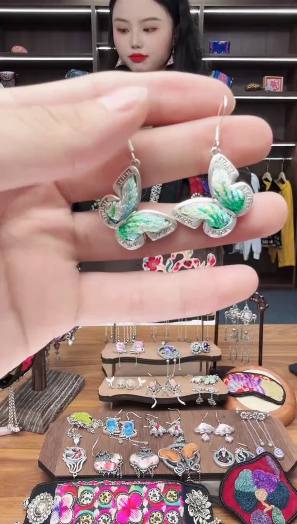 织绣37蒙阿苏苗绣传承店