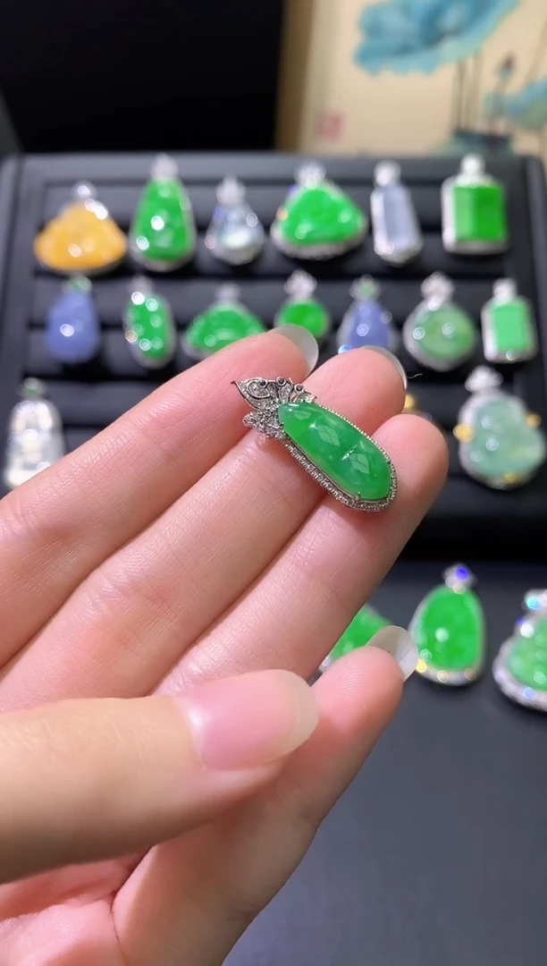 颈饰18K金镶嵌翡翠1豆子