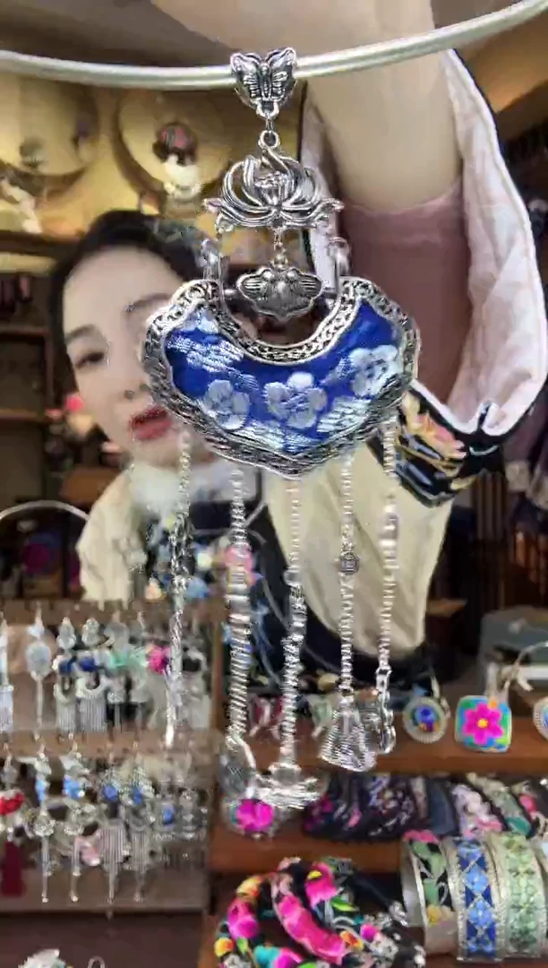 刺绣非遗刺绣民族风吊坠