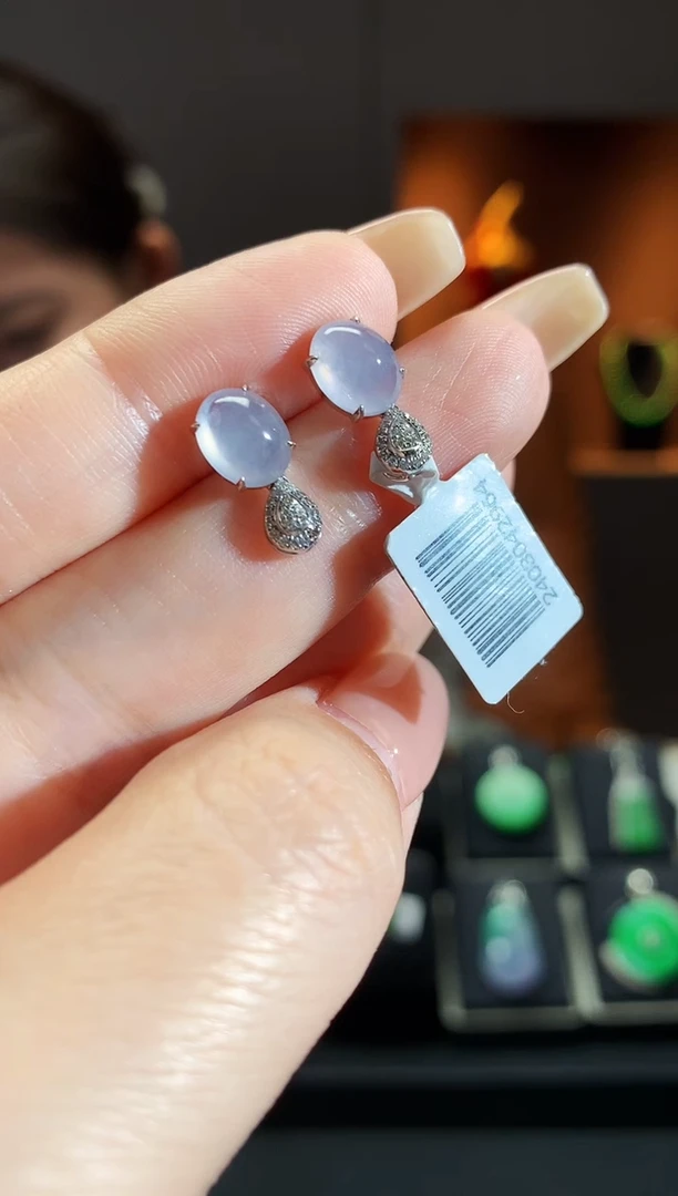 【闪购商品】翡翠吊坠(不含链)18K金镶嵌蛋面