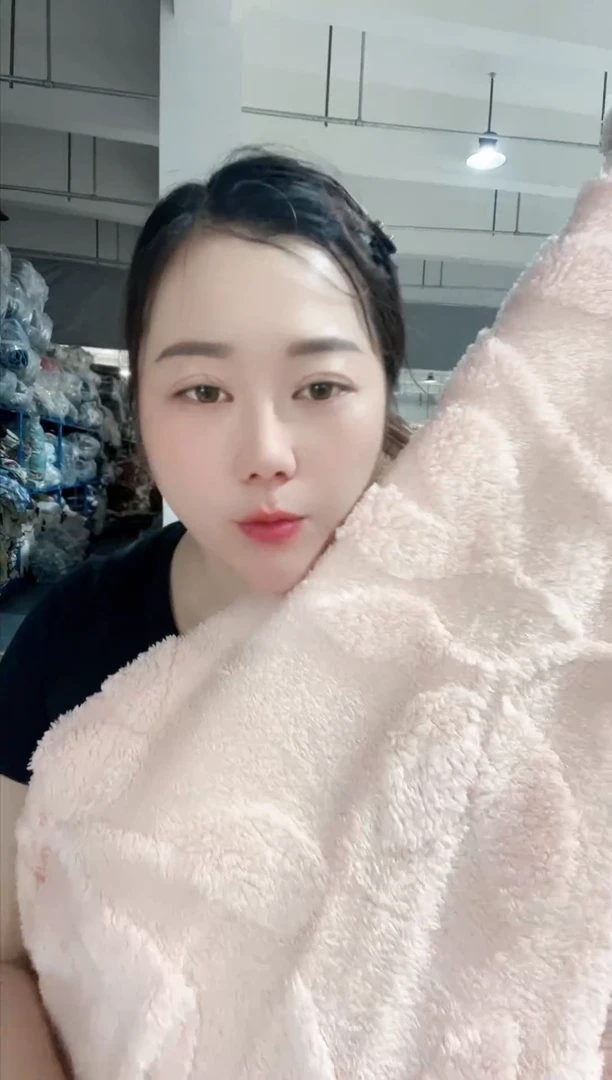 牛奶绒牛奶绒主播手上展示产品