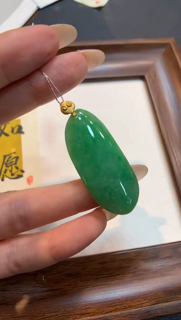 颈饰18K金镶嵌翡翠福瓜