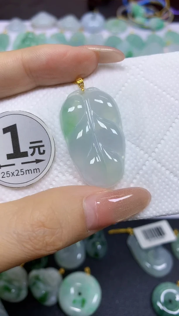 颈饰18K金镶嵌翡翠天然翡翠A货