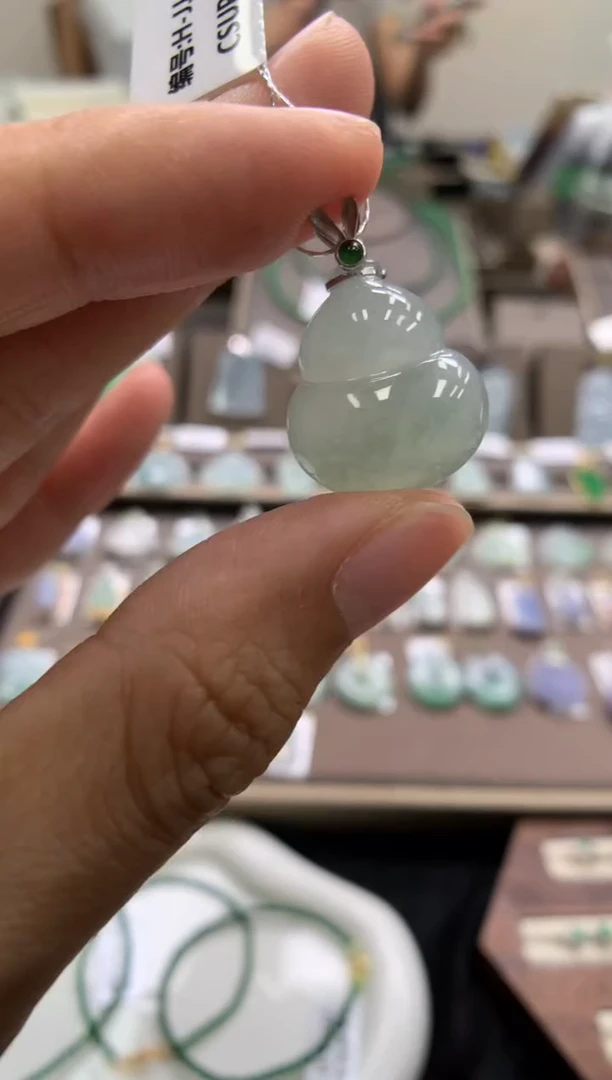 颈饰18K金镶嵌翡翠葫芦