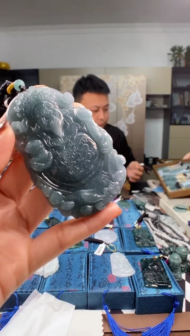 颈饰未镶嵌翡翠  多样性发其一