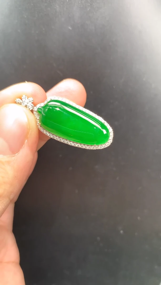 颈饰18K金镶嵌翡翠瓜