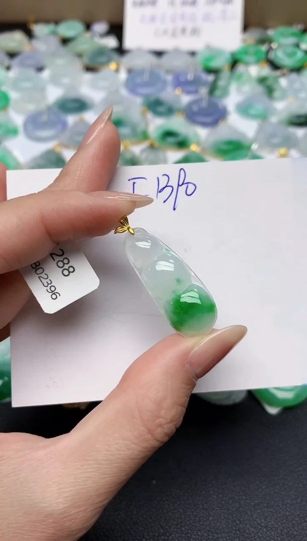 颈饰18K金镶嵌翡翠天然缅甸A货翡翠百元以上9元证书费自理