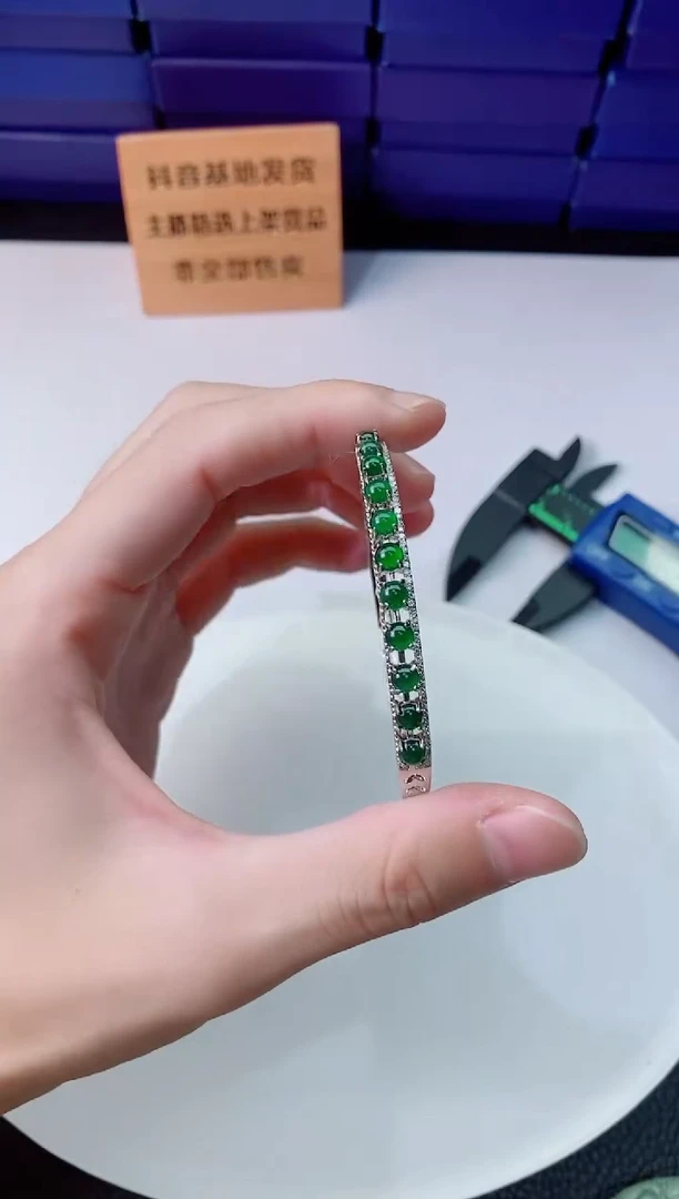 翡翠未镶嵌颈饰   `