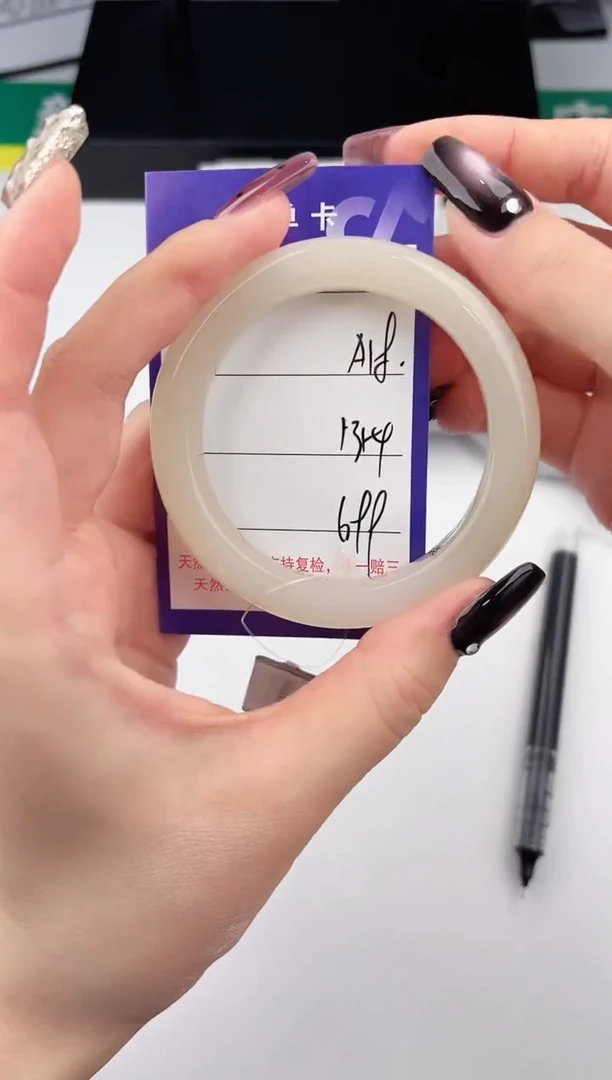 未镶嵌手镯和田玉18颜色微差无瑕疵