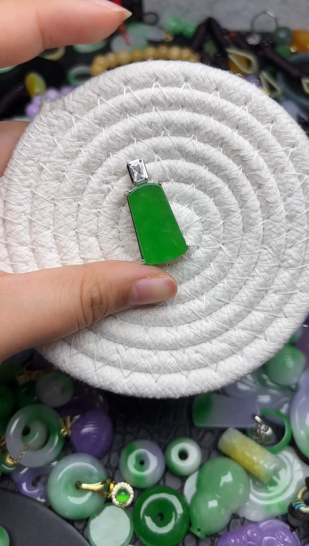 颈饰未镶嵌翡翠缅甸翡翠吊坠