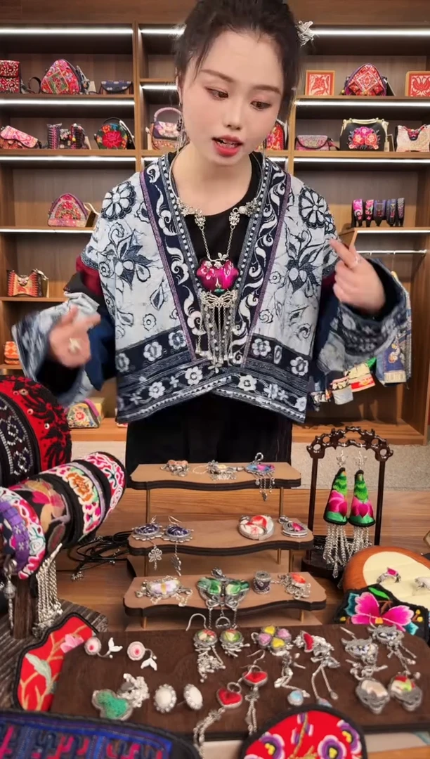 【闪购商品】织绣A10蒙阿苏苗绣传承