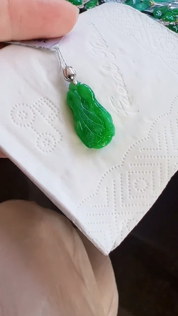 颈饰18K金镶嵌翡翠白菜